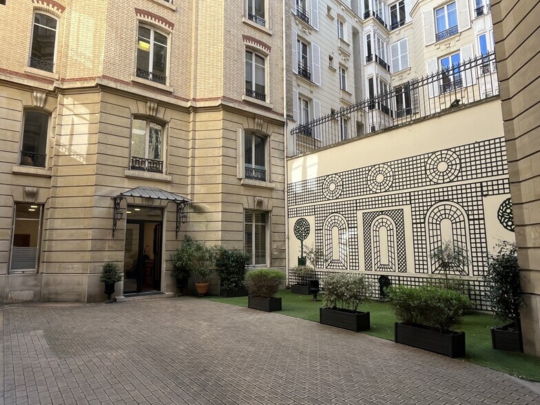 6 Rue Anatole De La Forge, Paris à louer - Photo du bâtiment - Image 2 de 11