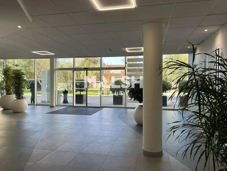 Office in Caluire-et-Cuire for lease - Lobby - Image 3 of 15