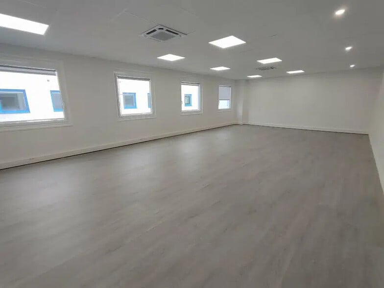 Office in Saint-Quentin-Fallavier for sale - Interior Photo - Image 1 of 7