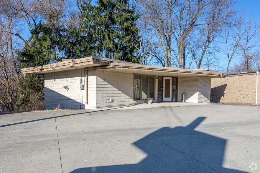1821 Fulton Dr NW, Canton, OH for sale - Primary Photo - Image 1 of 8