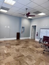 1989 Trade Center Way, Naples, FL à vendre Photo intérieure- Image 2 de 5