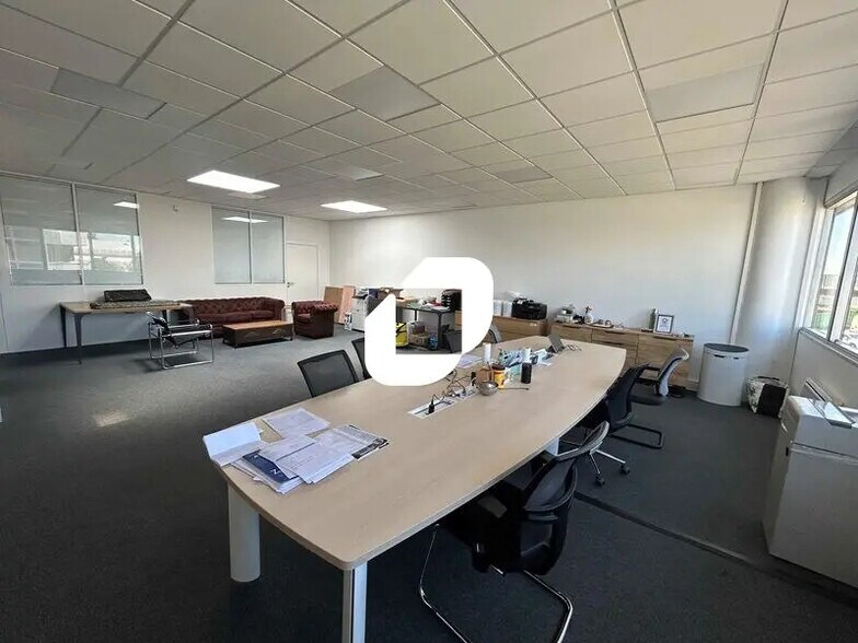 Office in Argenteuil for lease - Interior Photo - Image 2 of 10