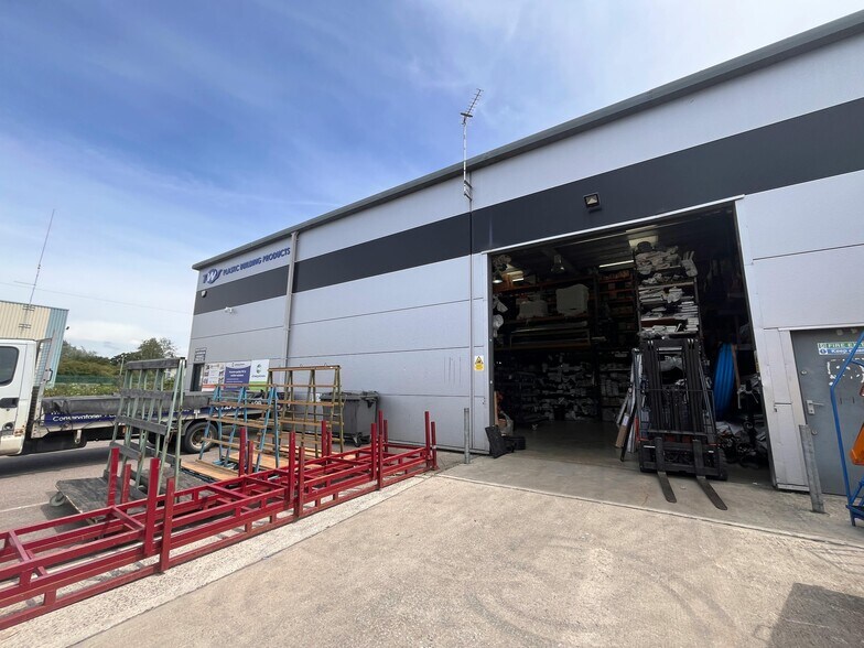 Smeaton Clos, Aylesbury for sale - Building Photo - Image 3 of 11
