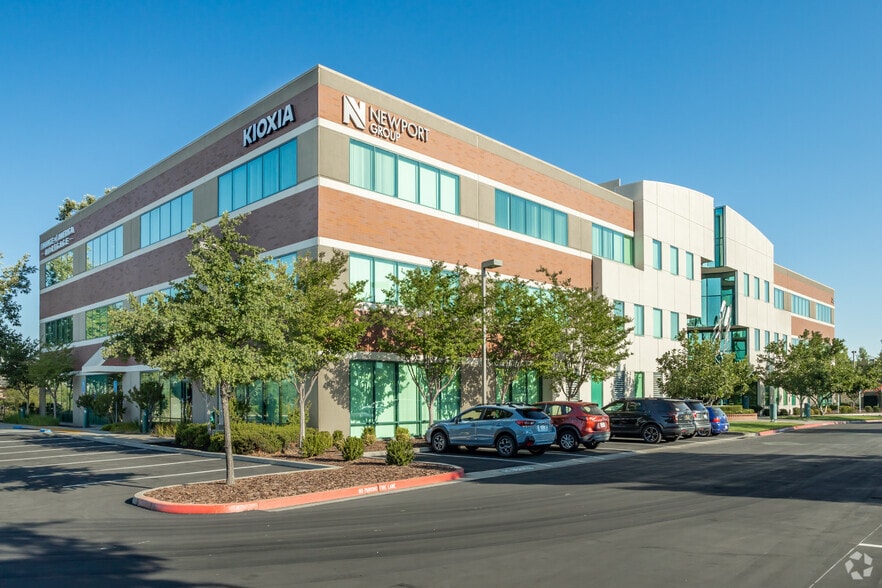 35 Iron Point Cir, Folsom, CA à louer - Photo du bâtiment - Image 3 de 12