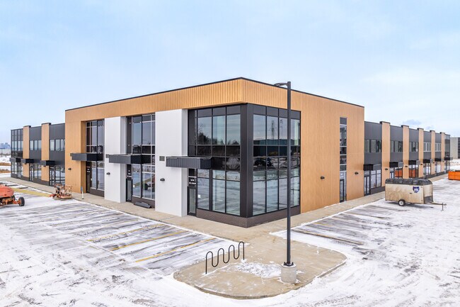 Plus de détails pour 2943 50 Av NW, Edmonton, AB - Commerce de détail à louer