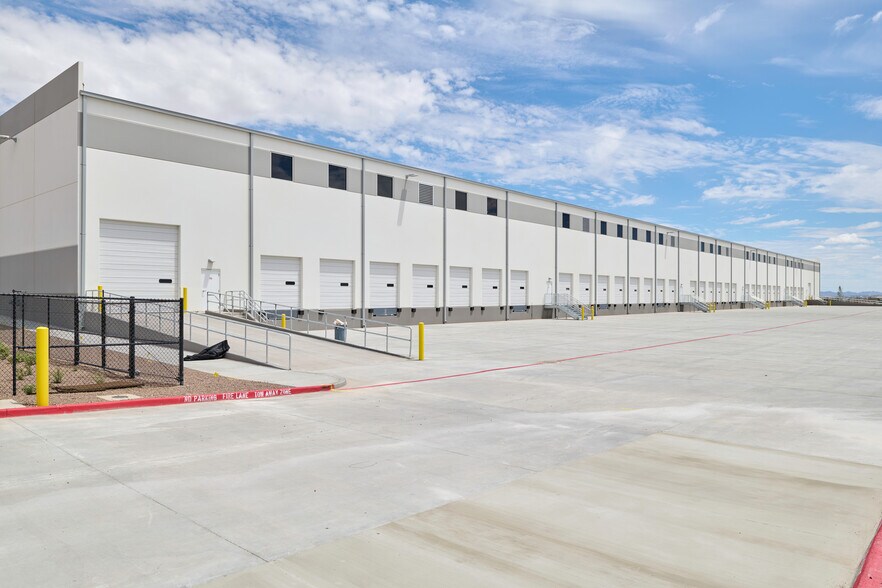 8900 Escobar Dr, El Paso, TX à vendre - Photo du bâtiment - Image 3 de 53