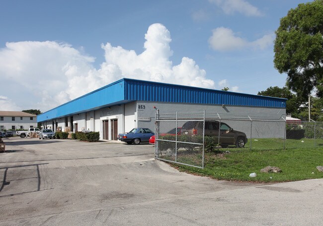 Plus de détails pour 859 W 13th Ct, Riviera Beach, FL - Industriel à louer
