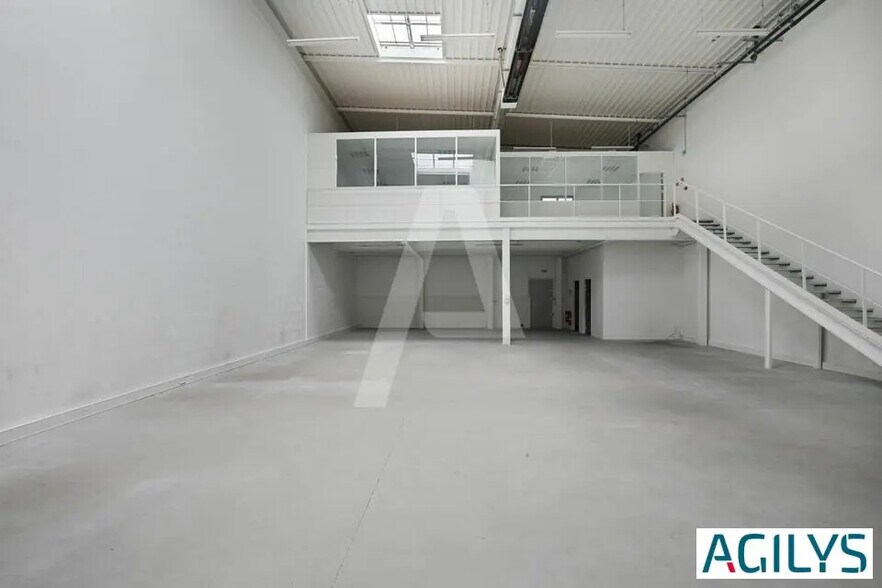 Flex in Palaiseau for lease - Interior Photo - Image 3 of 8