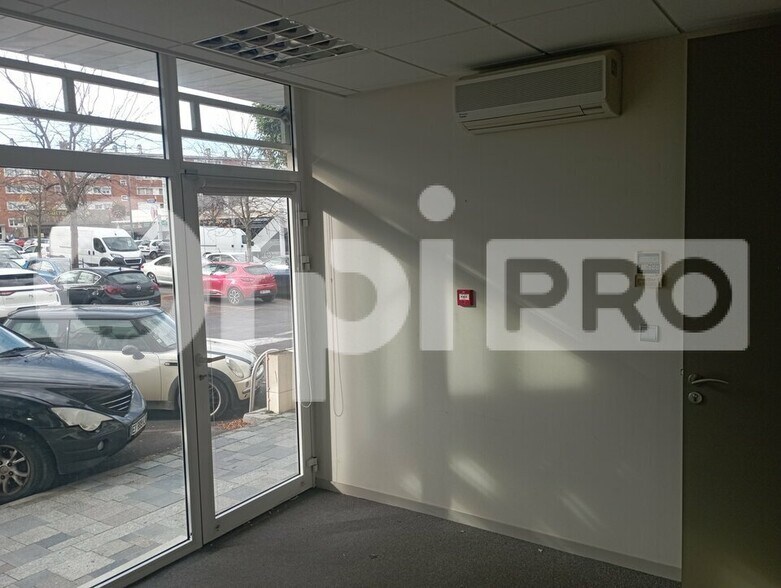 Retail in Tinqueux for lease - Interior Photo - Image 2 of 6