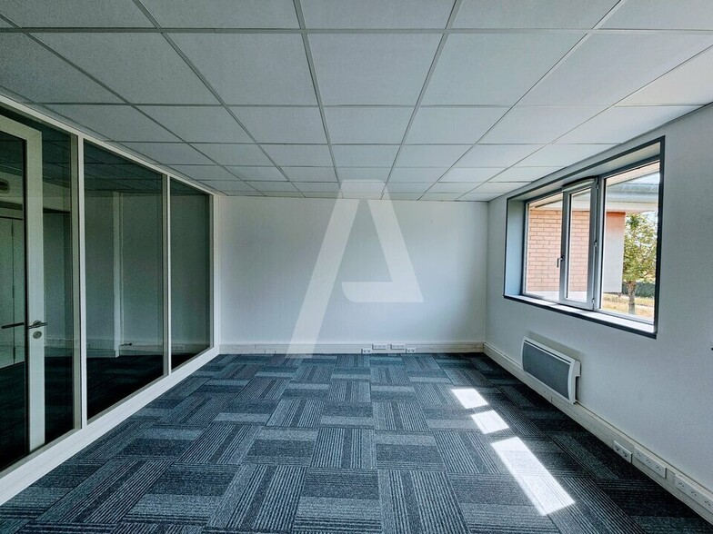 21 Rue Jacques Cartier, Voisins-le-Bretonneux for lease - Interior Photo - Image 1 of 8
