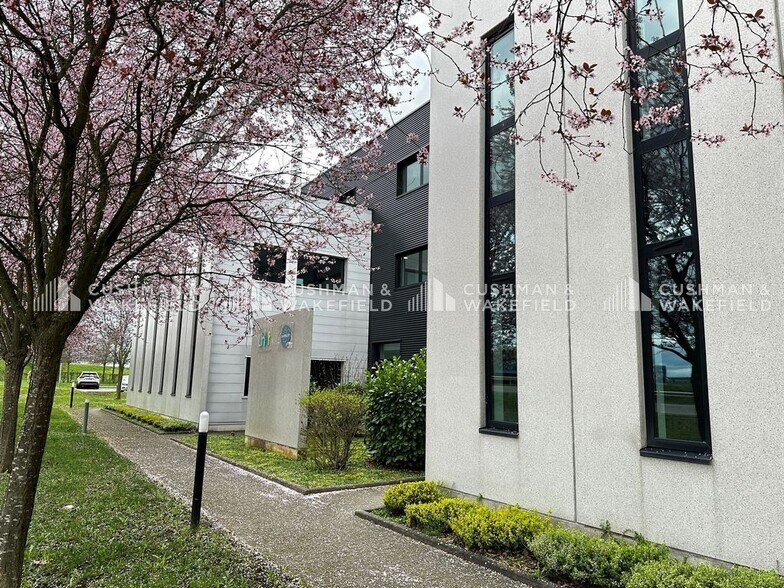 Office in Entzheim for lease - Building Photo - Image 1 of 12