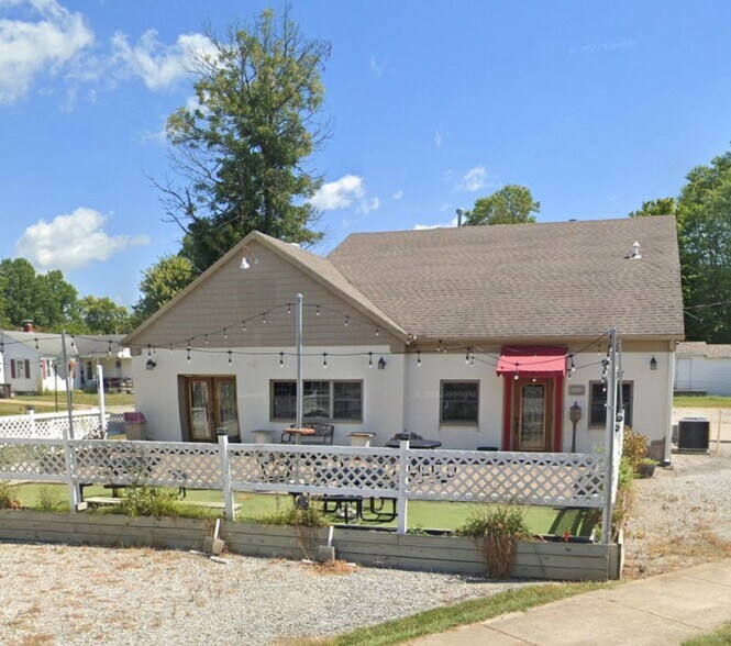 202 E Seminary St, Liberty, IN à vendre - Photo du bâtiment - Image 2 de 9