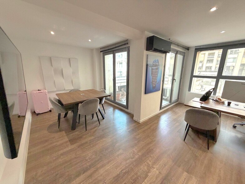 42 Allée Turcat Mery, Marseille for sale - Interior Photo - Image 3 of 9