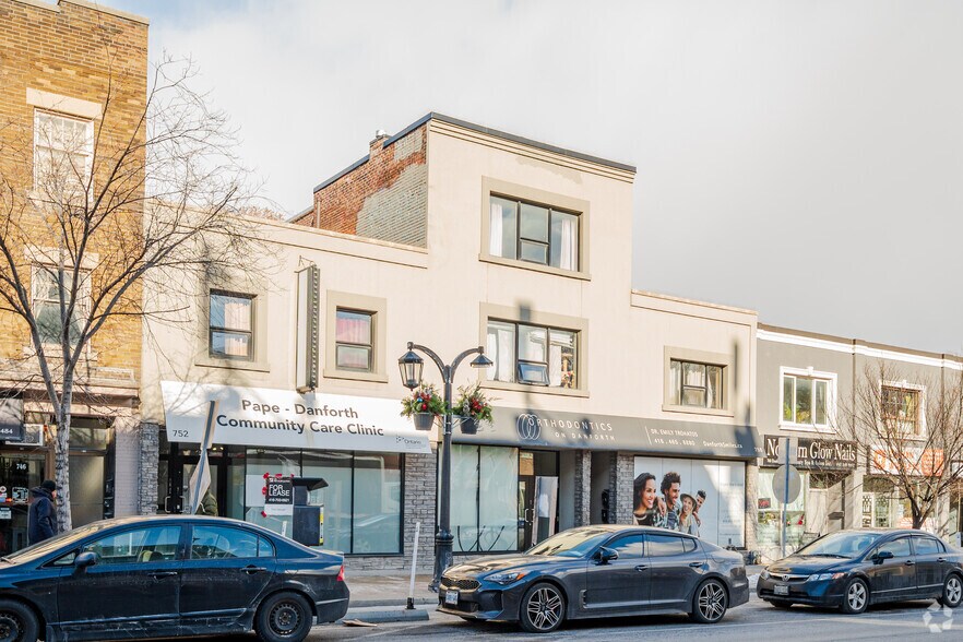 752 Danforth Ave, Toronto, ON à louer - Photo du bâtiment - Image 2 de 3