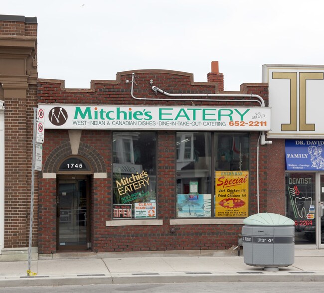 Plus de détails pour 1745 St Clair Ave W, Toronto, ON - Commerce de détail à louer