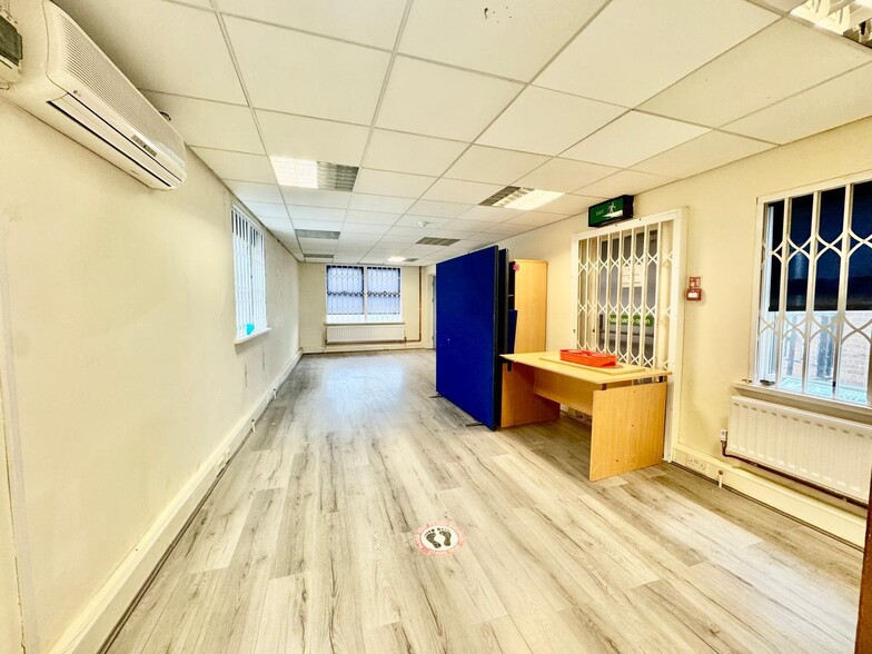 14-26 Victoria St, Luton à louer - Photo du bâtiment - Image 2 de 4