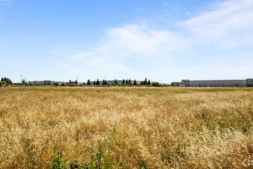 Airpark 599 portfolio of 5 properties for sale on LoopNet.ca - Primary Photo - Image 3 of 3