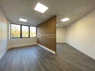 Plus de détails pour 4 Rue Michael Faraday, Montigny-le-Bretonneux - Bureau à louer