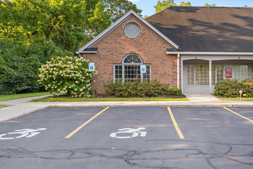 61A Monroe Ave, Pittsford, NY à vendre - Photo du bâtiment - Image 2 de 4