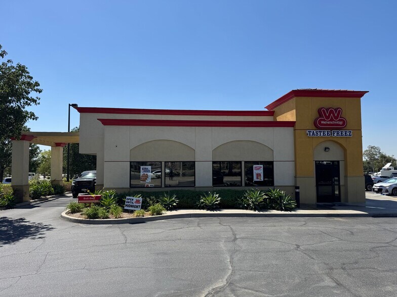 4605 E 4th St, Ontario, CA à vendre - Photo du bâtiment - Image 3 de 6