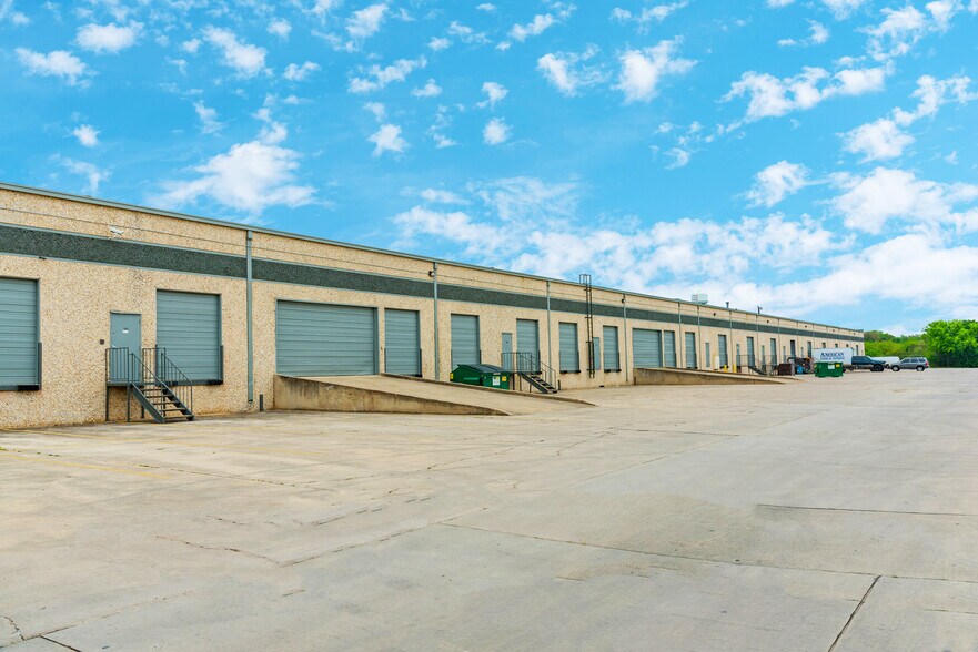 7492-7522 Reindeer Trl, San Antonio, TX à louer - Photo du bâtiment - Image 2 de 13