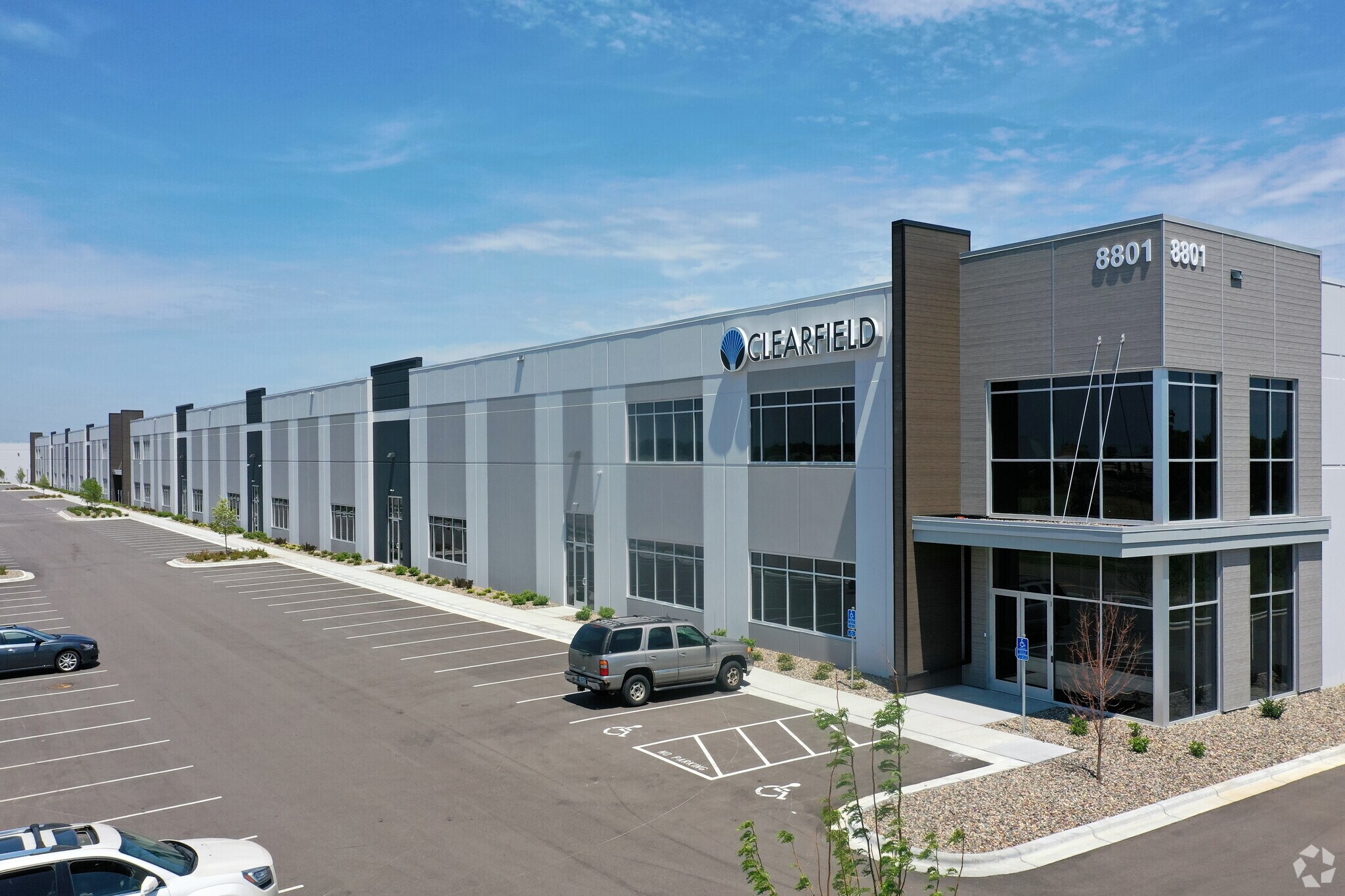 8801 95th Ave, Brooklyn Park, MN à louer Photo du bâtiment- Image 1 de 5