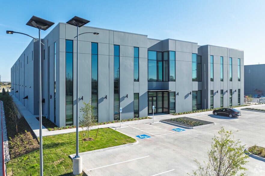 2200-2300 SE Loop 820 Hwy, Fort Worth, TX à louer - Photo du bâtiment - Image 1 de 55
