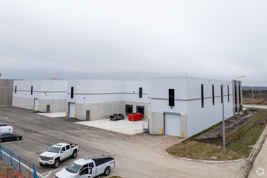 340 Addison Hall Cir, Aurora, ON à vendre - Photo principale - Image 1 de 1