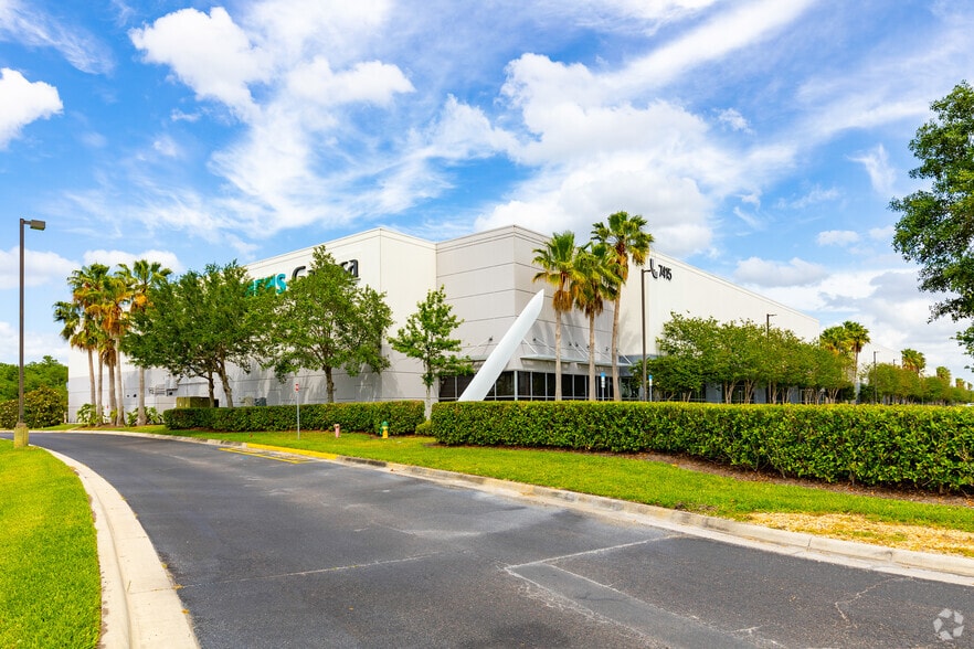 7415 Emerald Dunes Dr, Orlando, FL for lease - Building Photo - Image 3 of 5