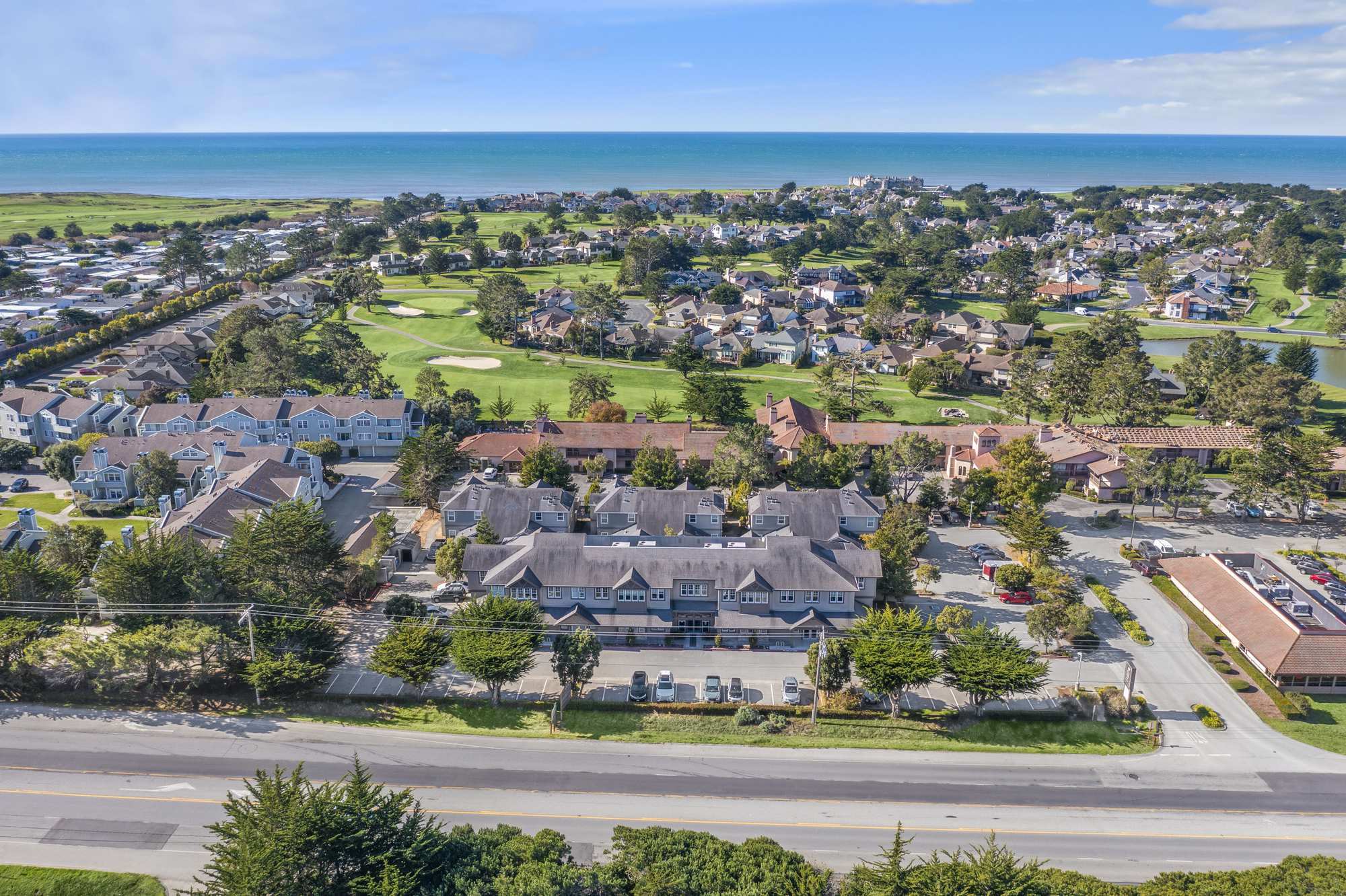 2450 Cabrillo Hwy S, Half Moon Bay, CA à vendre Photo du bâtiment- Image 1 de 21