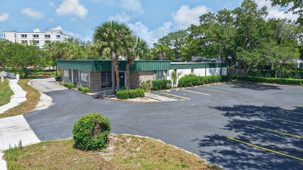 2039 Indian Rocks Rd, Largo, FL à vendre - Photo du bâtiment - Image 3 de 31