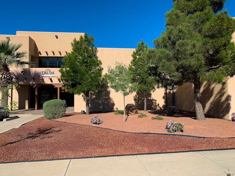 10420 Vista Del Sol Dr, El Paso, TX à louer - Photo du bâtiment - Image 1 de 30