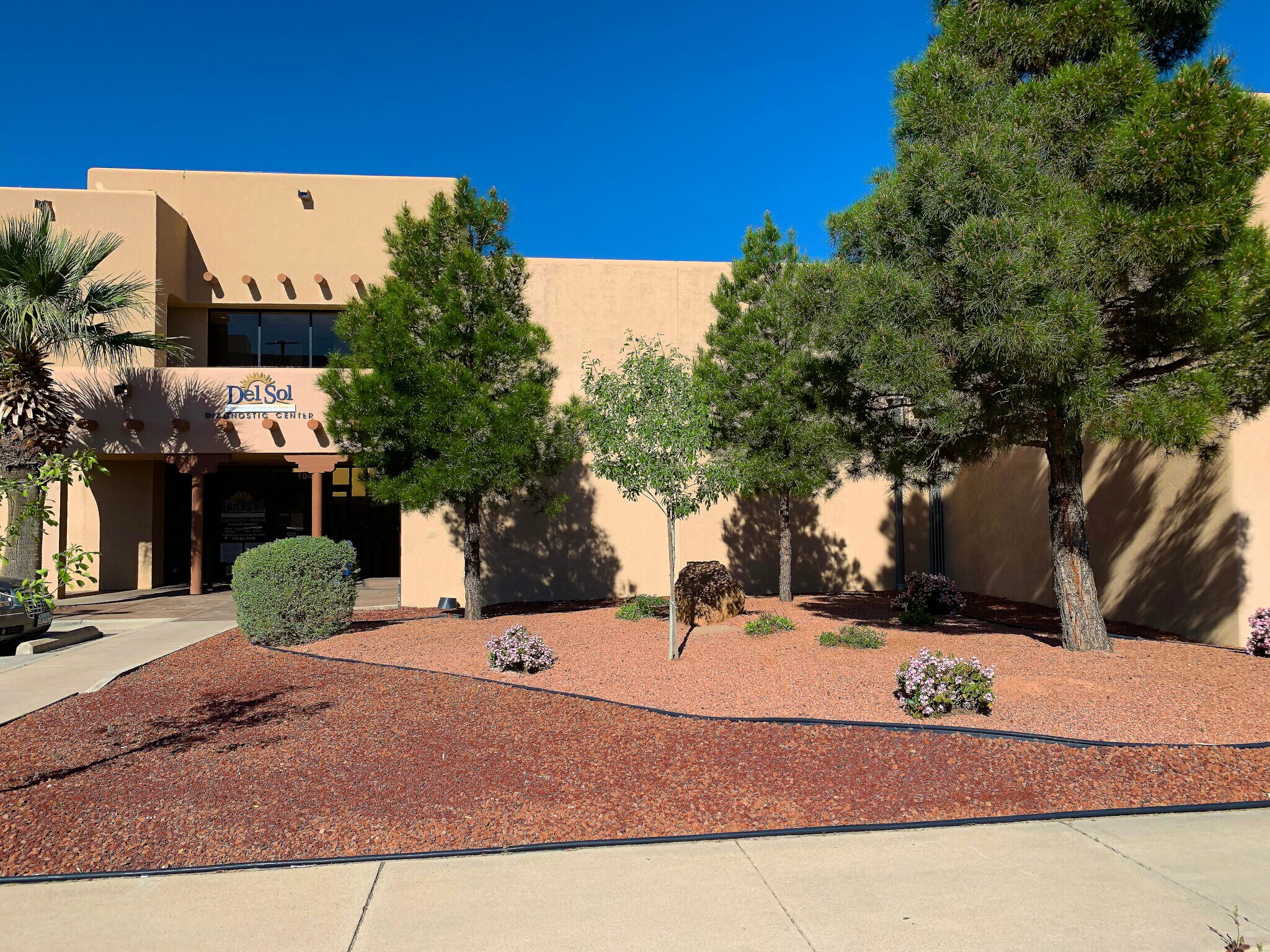 10420 Vista Del Sol Dr, El Paso, TX à louer Photo du bâtiment- Image 1 de 31