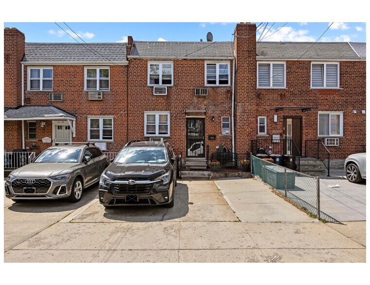 Queens Multifamily Portfolio portefeuille de 3 propriétés à vendre sur LoopNet.ca - Photo du bâtiment - Image 2 de 3