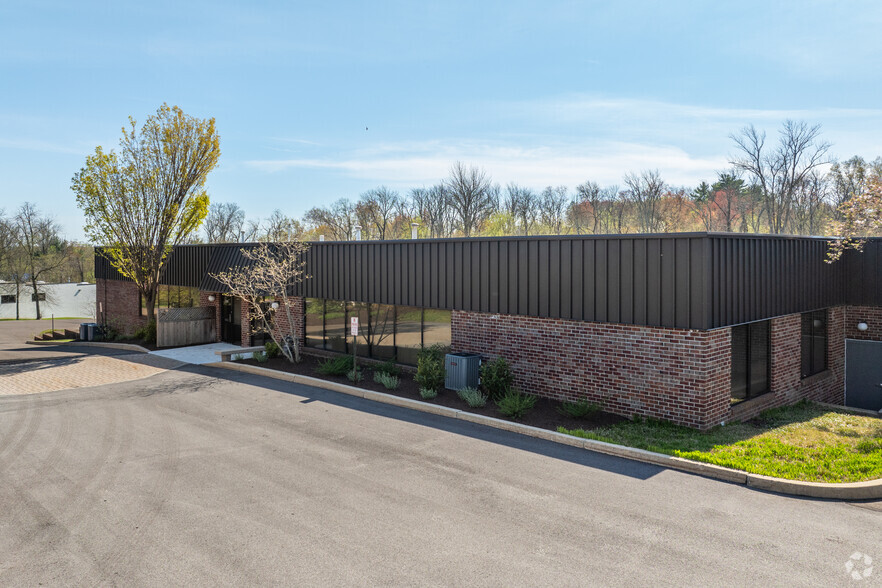 2421 Potshop Ln, East Norriton, PA for lease - Building Photo - Image 2 of 6