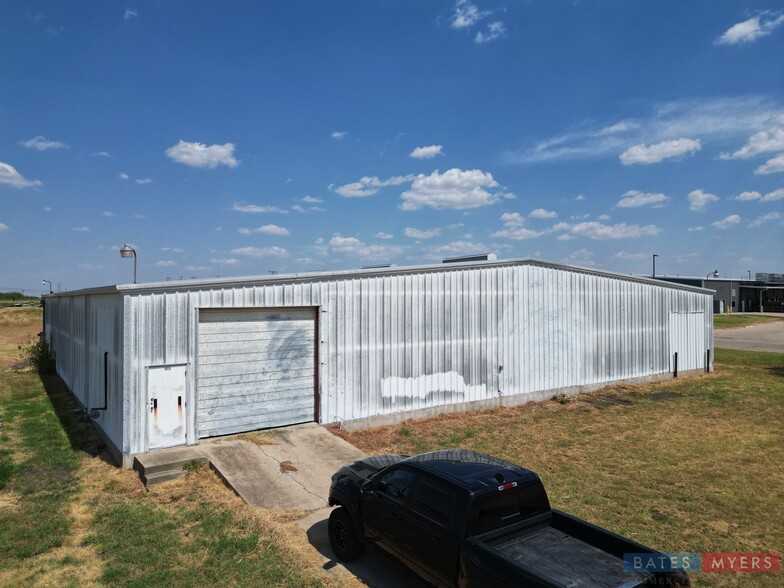 2004 Jack Mckay Blvd, Ennis, TX for lease - Building Photo - Image 2 of 4