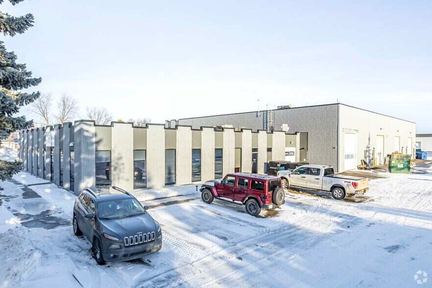 16403-16455 117 Av NW, Edmonton, AB à louer - Photo du bâtiment - Image 2 de 4