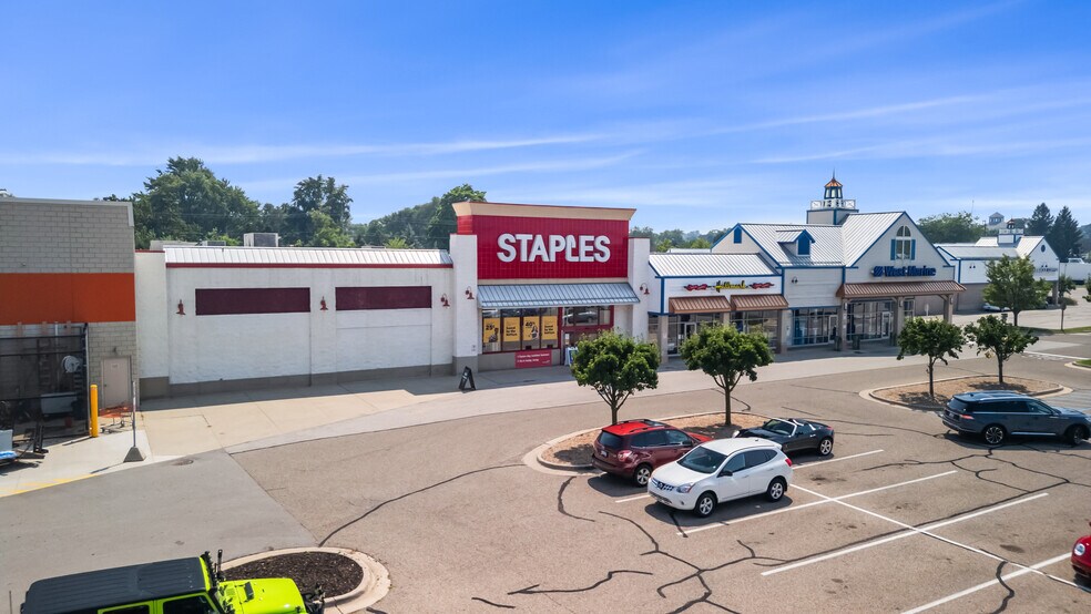 810-840 Jackson Ave, Grand Haven, MI à vendre - Photo du bâtiment - Image 2 de 10