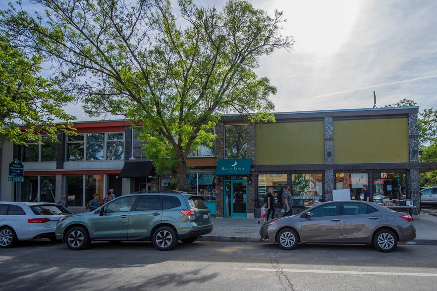 203 F St, Davis, CA à louer - Photo du bâtiment - Image 2 de 6