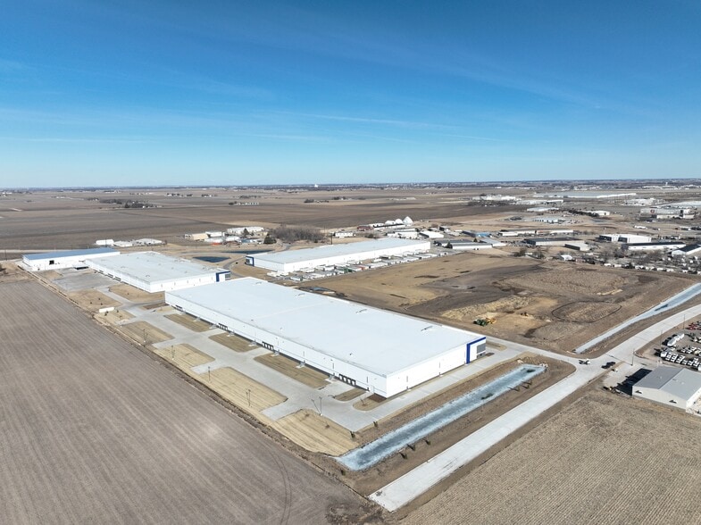 8730 Northwest Blvd, Davenport, IA for lease - Building Photo - Image 2 of 11