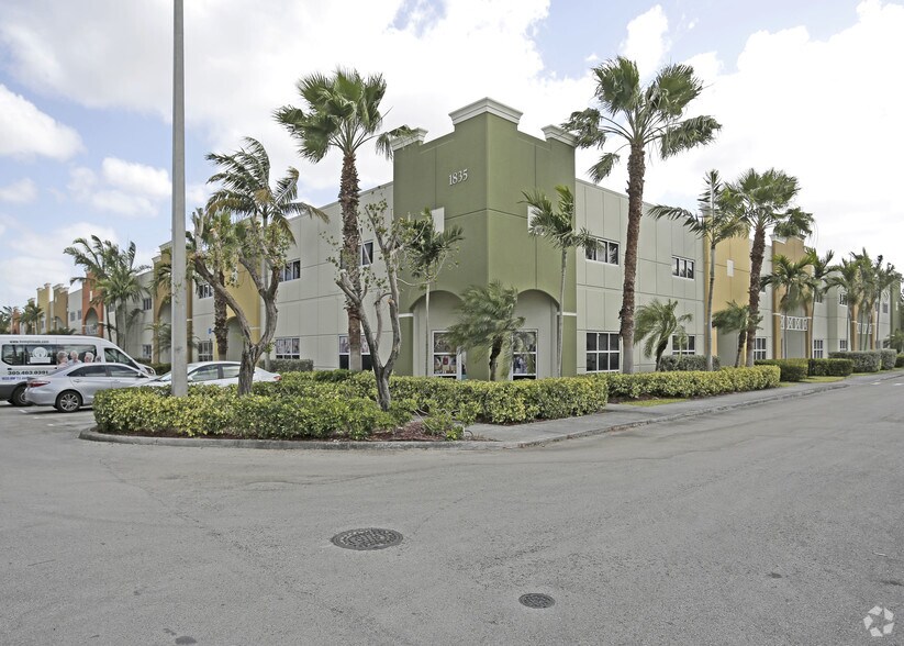 1835 NW 112th Ave, Miami, FL à louer - Photo du bâtiment - Image 3 de 114