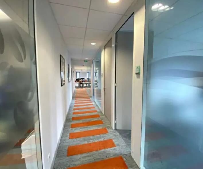 300 Allée Des Hêtres, Limonest for lease - Interior Photo - Image 3 of 9