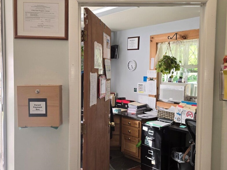 90 Charlestown Rd, Claremont, NH for sale - Interior Photo - Image 2 of 7