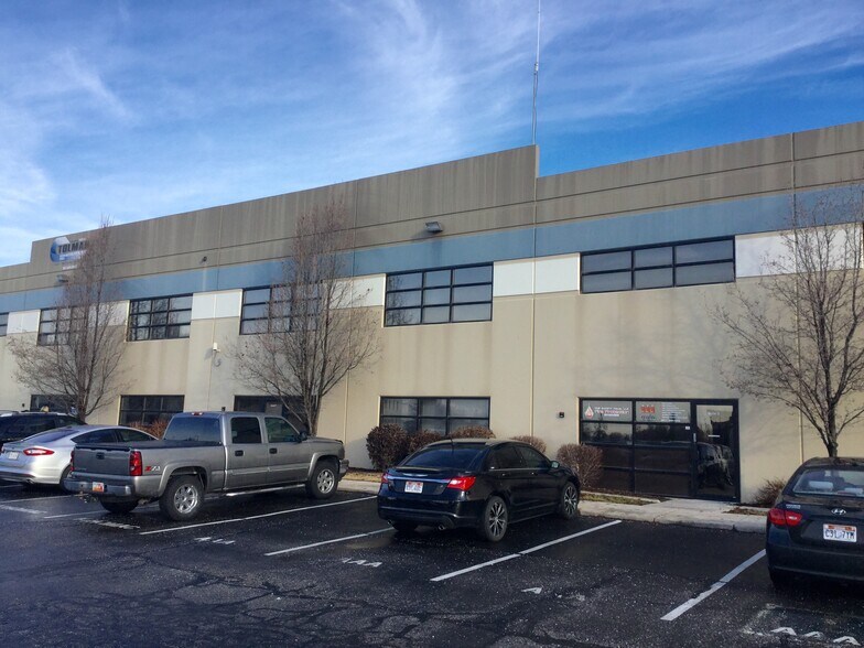 334 N Marshall Way, Layton, UT à louer - Photo du bâtiment - Image 2 de 9