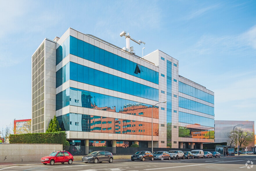 Calle de Julián Camarillo, 42, Madrid, Madrid for lease - Building Photo - Image 2 of 4