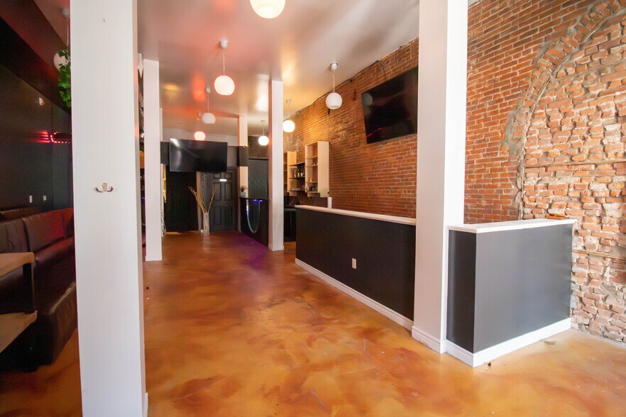 108 St Paul St E, St Catharines, ON à louer - Photo intérieure - Image 3 de 10