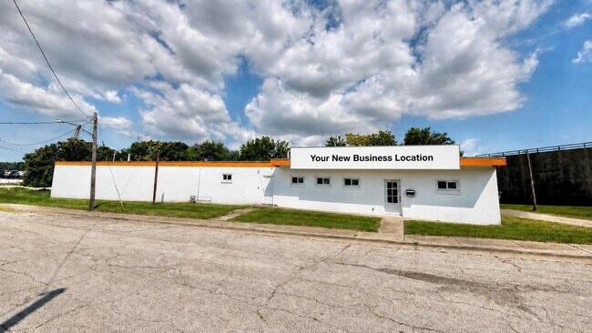 More details for 707 N Lumber St, Bloomington, IL - Industrial for Sale