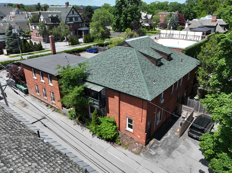 72 Union Ave, Saratoga Springs, NY à vendre - Photo du bâtiment - Image 2 de 51