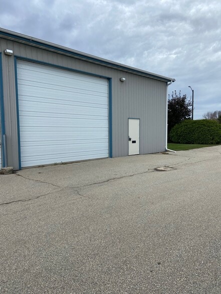 1617 W Evergreen Dr, Appleton, WI for lease - Primary Photo - Image 1 of 3