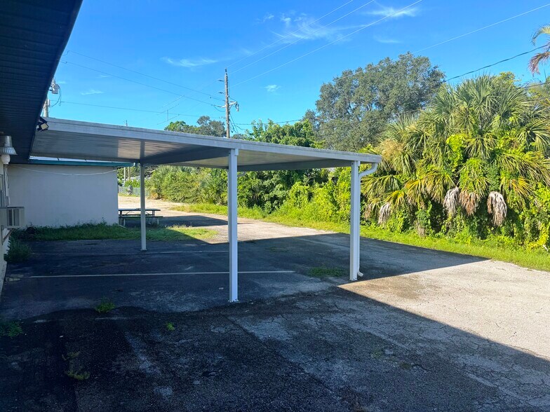 50 Mildred Dr, Fort Myers, FL à louer - Photo du bâtiment - Image 3 de 11